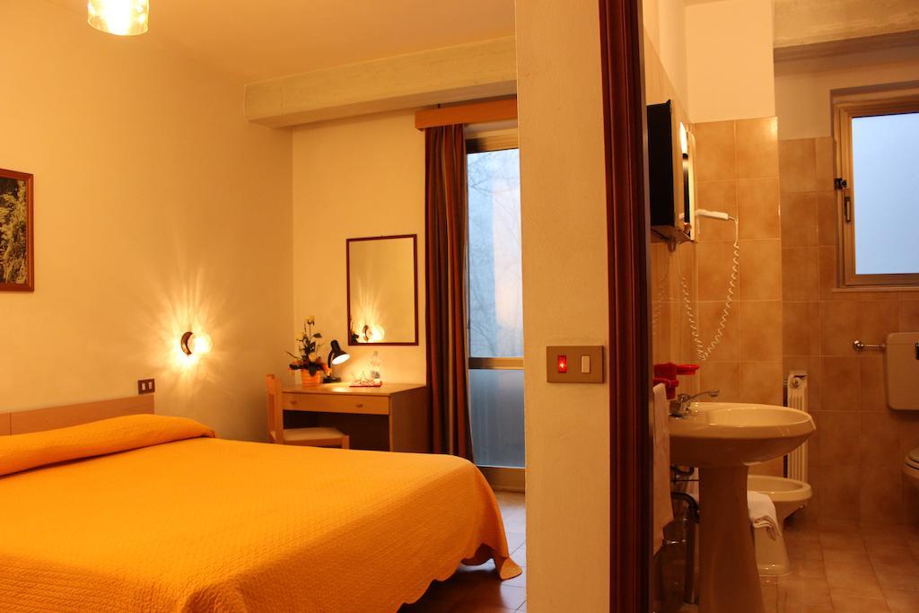 Albergo Ristorante Montecucco Da Tobia Sigillo Room photo
