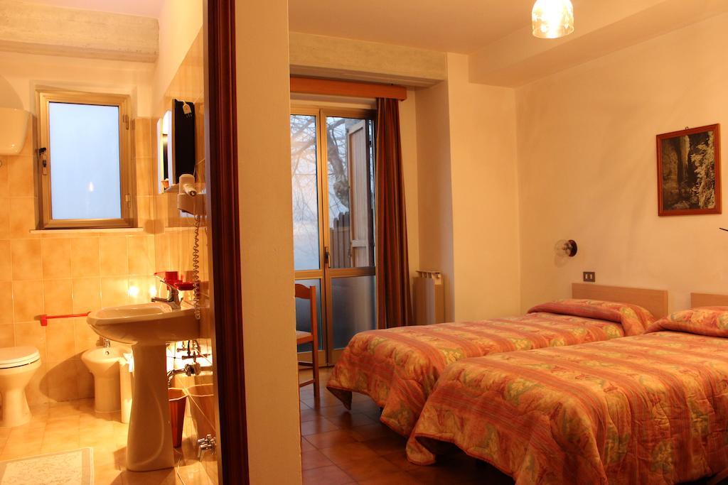 Albergo Ristorante Montecucco Da Tobia Sigillo Room photo